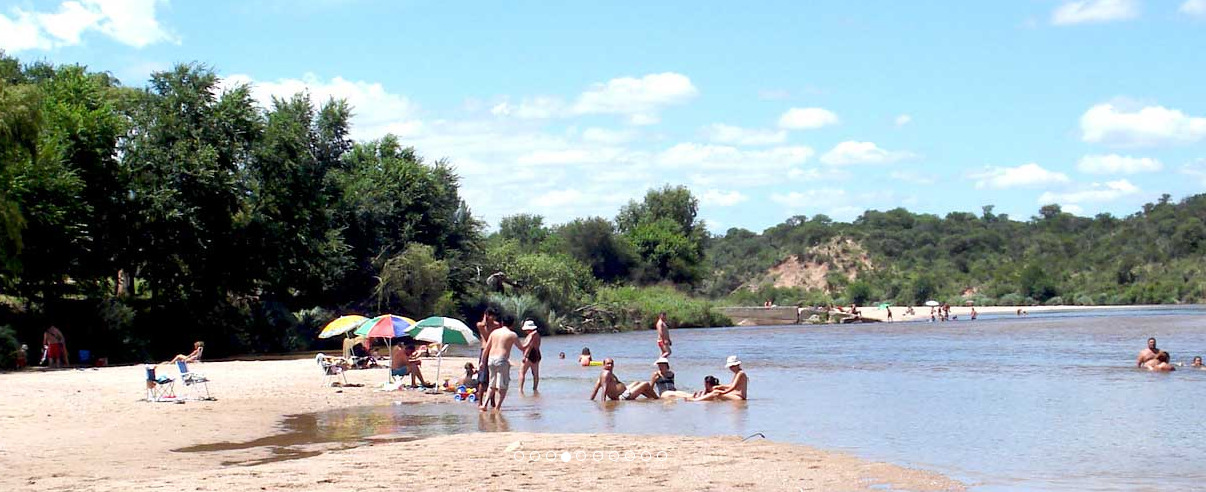 Río Los Sauces frente al complejo
